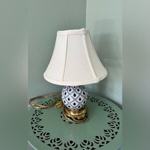 Porcelain Ceramic Blue & White Brass Fishnet Table Lamp w/ Brass Base